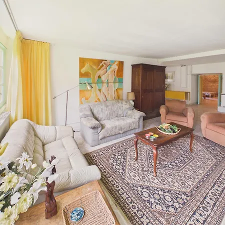 Holiday home Maison Avec Grande Terrasse Et Jardin Pour 9