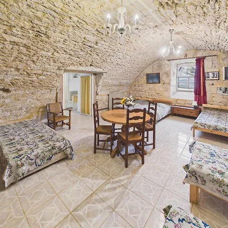 Holiday home Maison Avec Grande Terrasse Et Jardin Pour 9 *